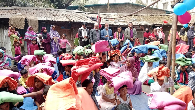 শীতের রাতে উষ্ণতার ছোঁয়া,হাজারীবাগে সুবিধাবঞ্চিত শিশুদের পাশে নিসচা